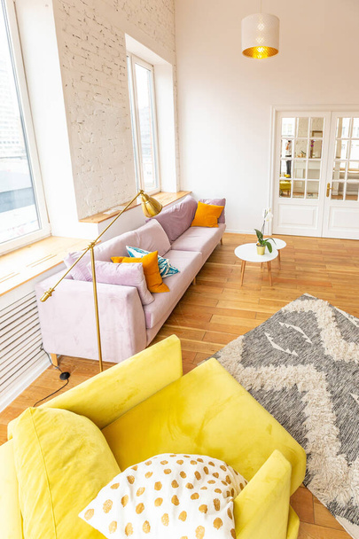 Appartement de style scandinave intérieur. couleurs chaudes jaune vif. plancher en bois. lumière du soleil dans les grandes fenêtres. - Photo, image