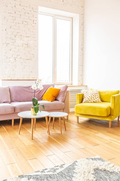 Scandinavian style apartment interior. bright yellow warm colors. wooden flooring. sunlight in large windows. - Foto, afbeelding