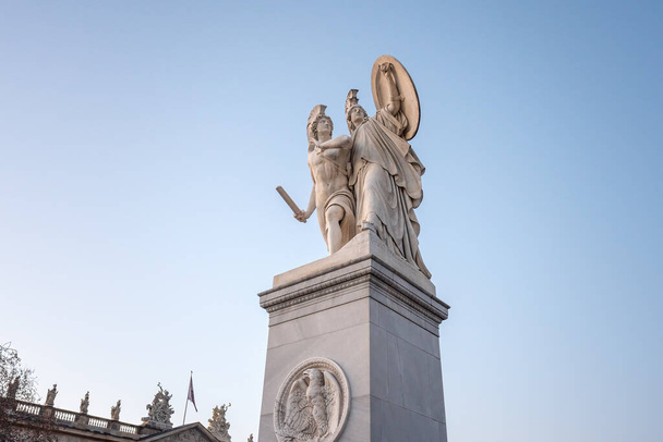 Atena chroni młodego bohatera Rzeźba na moście Schlossbrucke - Berlin, Niemcy - Zdjęcie, obraz