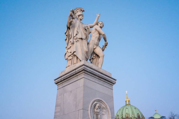 Atenea lleva al joven guerrero a la lucha Escultura en el puente Schlossbrucke - Berlín, Alemania - Foto, imagen