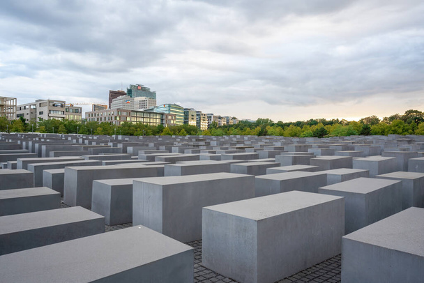 ベルリン、ドイツ- 2019年9月11日:ヨーロッパのユダヤ人殺害記念碑-ベルリン、ドイツ - 写真・画像