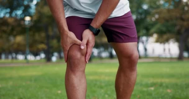 膝の痛み、フィットネスパーク、自然チャレンジ、パフォーマンスワークアウトやスポーツ運動から足の傷害を持つ男。医学的問題,運動選手の訓練事故や筋肉の緊張の緊急事態を持つ人を傷つける. - 映像、動画