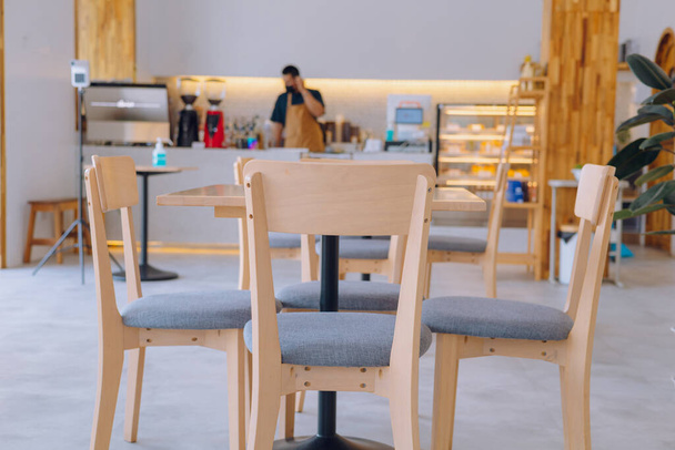 Οι καφετέριες με τραπέζια είναι άδειες μέχρι το μεσημέρι.. - Φωτογραφία, εικόνα