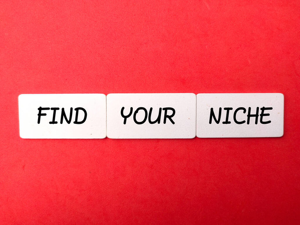 Dřevěná deska s textem Najděte si svou NICHE na červeném pozadí.Obchodní koncept. - Fotografie, Obrázek