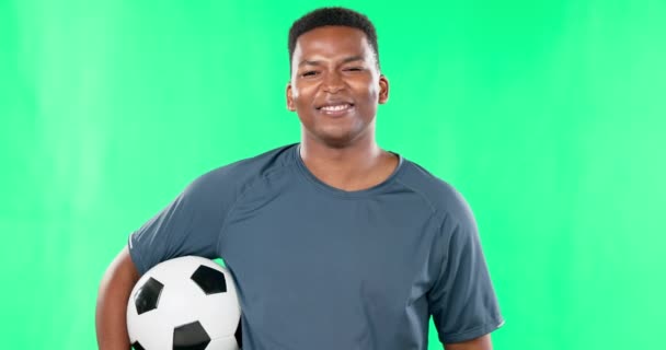 Μαύρος άνδρας, πρόσωπο και χαμόγελο με μπάλα ποδοσφαίρου στην πράσινη οθόνη, γυμναστήριο και αθλητικός παίκτης με ευτυχία. Χώρος mockup, χαρούμενος αθλητής σε studio background, ποδοσφαιριστής και άσκηση σε πορτρέτο. - Πλάνα, βίντεο