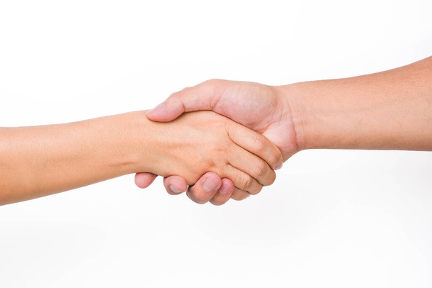 Des mains d'hommes et de femmes serrant la main. Deux personnes tenant la main sur fond blanc. Cela peut signifier aider, prendre soin, protéger, aimer, prendre soin et la paix dans le monde concept. - Photo, image