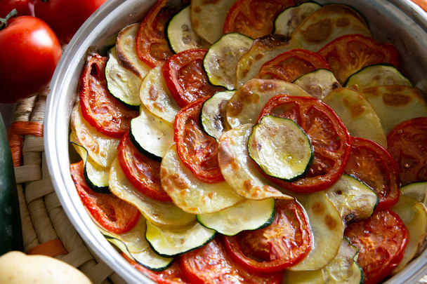 Crostata vegetariana con patate, zucchine e pomodoro tagliati a fette - Foto, immagini