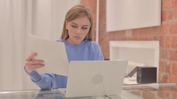 Mujer joven molesto por la pérdida en el ordenador portátil y documentos, Contrato - Imágenes, Vídeo