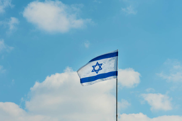 Día de la Independencia de Israel: Bandera israelí contra el horizonte. - Foto, Imagen