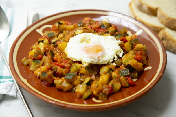 Manchego Pisto, ook bekend als ratatouille, is een traditioneel gerecht uit La Mancha dat bestaat uit een frituur van verschillende groenten en ei - Foto, afbeelding