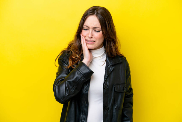 Fiatal fehér nő izolált sárga háttér fogfájás - Fotó, kép