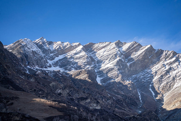 sziklás himalájai csúcsok hó borítja a tetején a kék ég mutatja a szépség Leh ladakh spiti völgy Indiában - Fotó, kép
