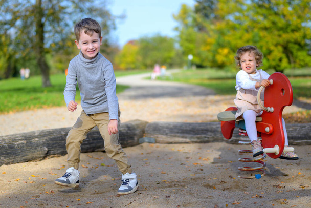 Menino e menina em um parque infantil - Foto, Imagem