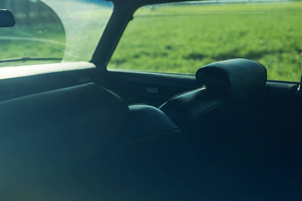 Sürücü tarafındaki pencereden görülen klasik bir Amerikan kaslı arabasının içi.. - Fotoğraf, Görsel