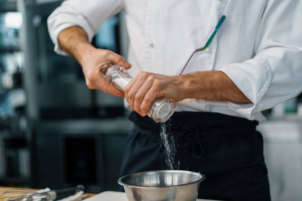 επαγγελματίας σεφ προσθέτει αλάτι στο πιάτο σε μπολ ετοιμάζει πρωινό υγιεινής διατροφής έννοια - Φωτογραφία, εικόνα