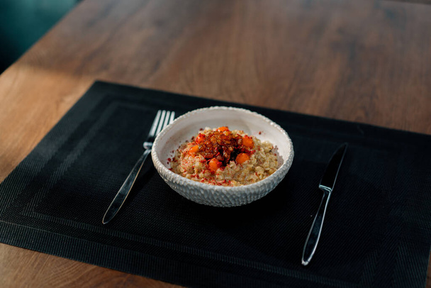 プロのキッチンレストランでの朝食のためのカラメルフルーツと新鮮な調理されたオートミール健康的な食品コンセプト - 写真・画像