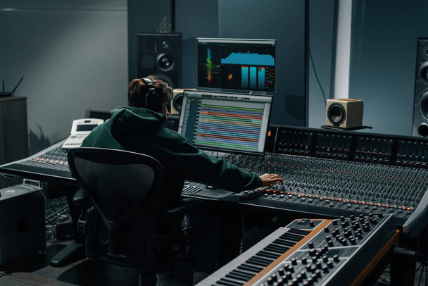 Tontechniker verwendet digitales Audio-Mischpult Sliders Engineer drückt Taste Control Panel Recording Studio Techniker - Foto, Bild