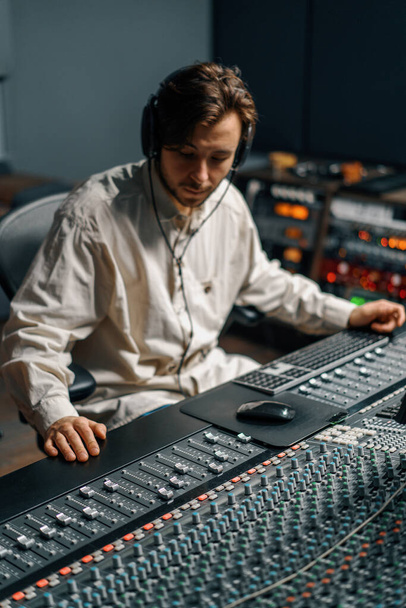 Tontechniker arbeitet im Musikstudio zu Hause mit Monitoren und Equalizer-Screen-Mixing und Mastering-Tracks - Foto, Bild