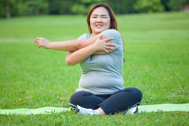 Happy fatty woman posing outdoor - Foto, immagini