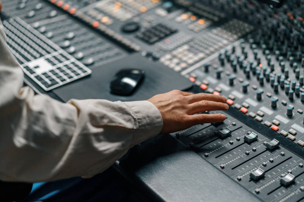 Ingeniero de sonido utiliza mezclador de audio digital Sliders Engineer presiona tecla Panel de control Técnico de estudio de grabación - Foto, Imagen