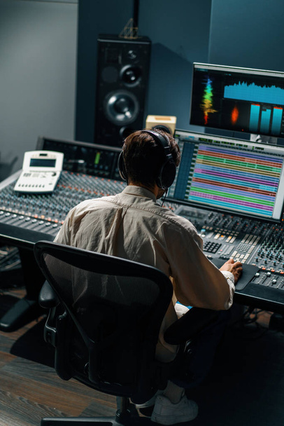 Engenheiro de som trabalhando em estúdio de música com monitores e equalizador de tela de mistura e masterização de faixas - Foto, Imagem