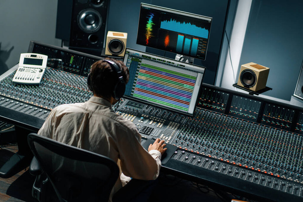 Engenheiro de som trabalhando em estúdio de música com monitores e equalizador de tela de mistura e masterização de faixas - Foto, Imagem
