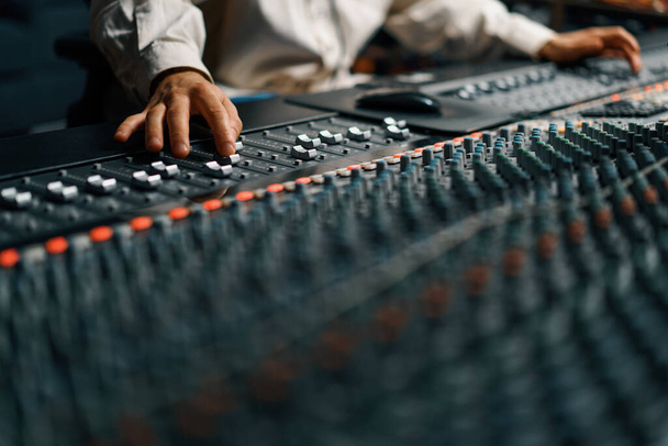 Zvukový technik používá digitální audio mixér Posuvníky Inženýr stiskne klávesu Ovládací panel Nahrávání studio technik - Fotografie, Obrázek