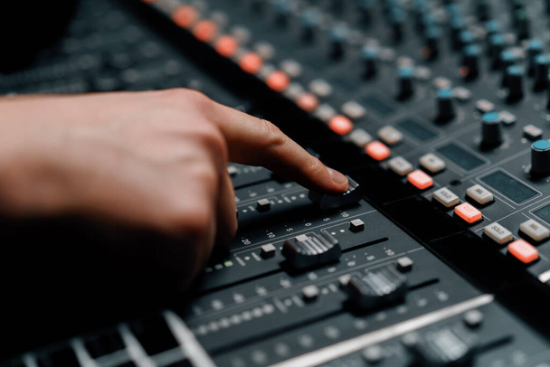 Tontechniker verwendet digitales Audio-Mischpult Sliders Engineer drückt Taste Control Panel Recording Studio Techniker - Foto, Bild