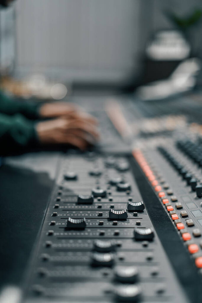 Hangmérnök használt digitális audio mixer Sliders Engineer nyomja meg a gombot Vezérlőpult Recording stúdió technikus - Fotó, kép