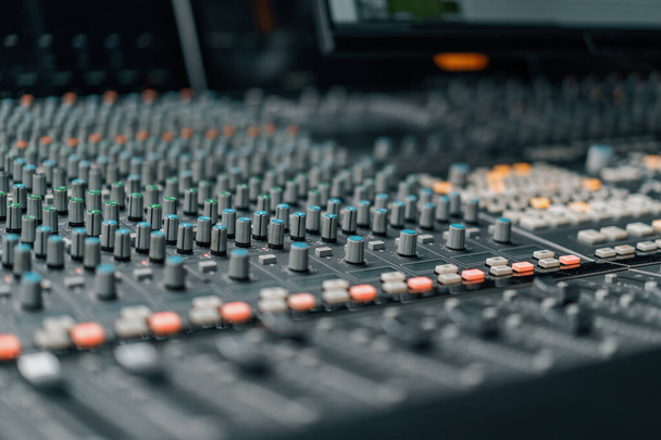 Um mixer de painel de controle de estúdio de gravação com um equalizador faders botões para transmitir uma gravação de música - Foto, Imagem