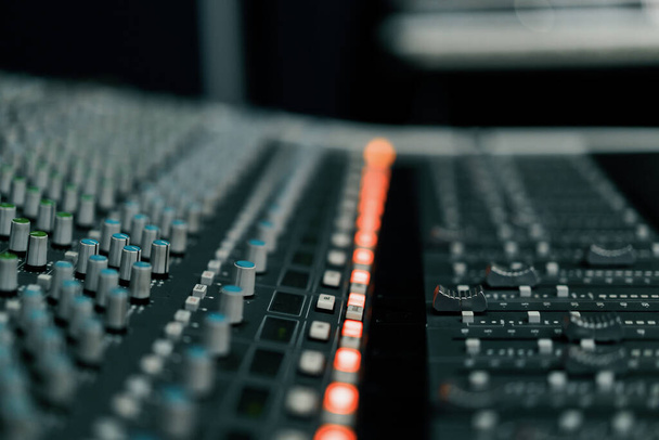 Bir kayıt stüdyosu kontrol paneli karıştırıcısı ve bir şarkı kaydı yayınlamak için faders tuşları - Fotoğraf, Görsel