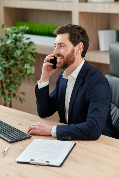 entepreneur speakinh on the phone and smiling, Bearded man in a suit with a nice smile. - Foto, imagen