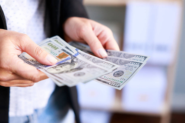 Businesswoman hands counting hundred dollar bills - Фото, зображення