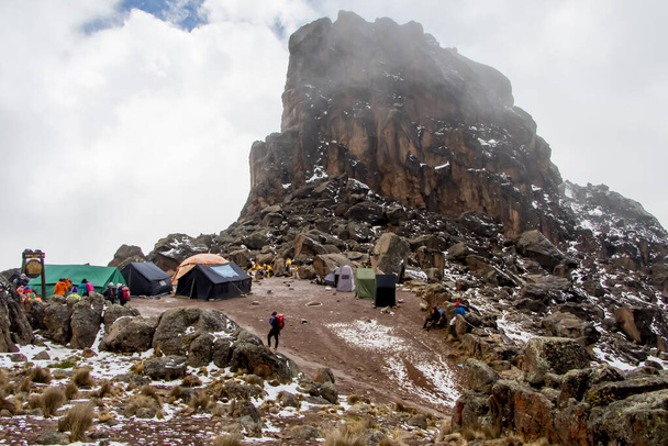 Camping, Lava Tower Camp con tiendas de campaña en el Monte Kilimanjaro, Tanzania. Coloridas carpas iluminadas a la luz del sol en pendiente de grava. Foto de alta calidad - Foto, imagen