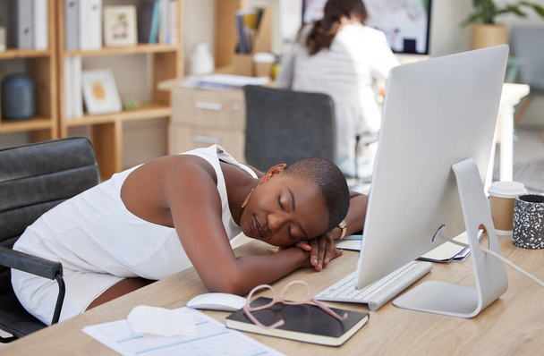 Office, sleeping or tired black woman resting on table with burnout is overworked by deadlines at desk. Lazy, dreaming or exhausted worker with stress or fatigue napping on relaxing break in overtime. - Foto, immagini
