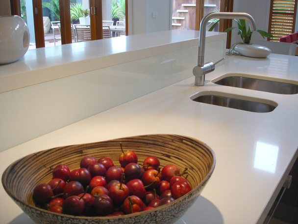 Сучасна кухня з білими глянцевими лавочками
 - Фото, зображення