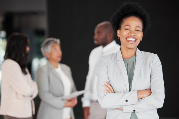 Zwarte vrouw, portretglimlach en zakelijk leiderschap voor ontmoeting, planning of samenwerking op kantoor. Gelukkige en zelfverzekerde Afro-Amerikaanse vrouw glimlachend met armen gekruist voor management. - Foto, afbeelding