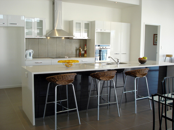 tágas, fehér, nyitott terű konyha, reggeli-bár - Fotó, kép