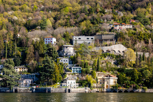 Lago di Como, Lago de Como, Italia, con Palacios, grandes casas, en primavera. Watertaxi, Riva, típico barco italiano. Cielos azules y colores vibrantes. Foto de alta calidad - Foto, imagen
