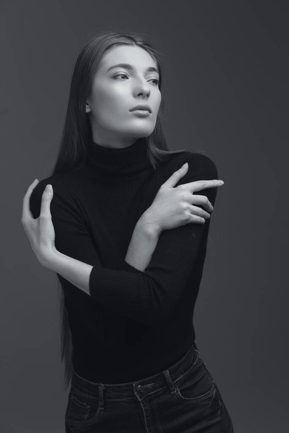 студийный портрет красивой молодой женщины с длинными волосами монохромный черно-белый - Фото, изображение