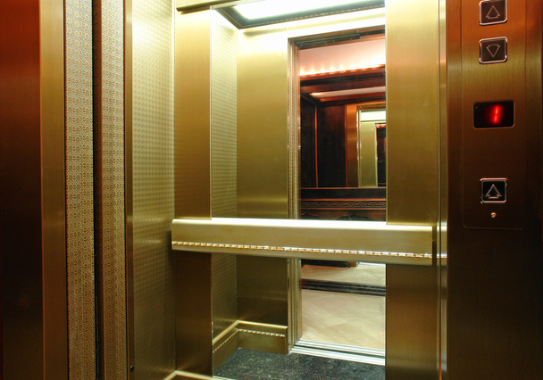 cabina ascensore passeggeri
 - Foto, immagini