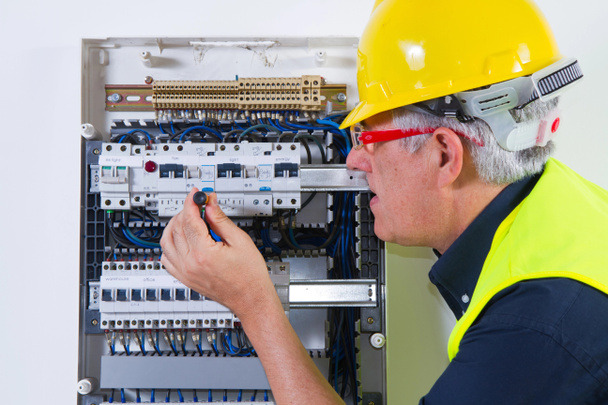 Electricista masculino trabajando
 - Foto, imagen
