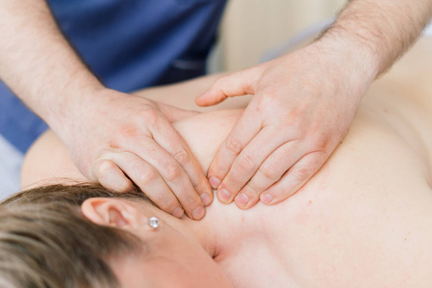 Jeune femme grosse obtenir un traitement de massage dans une armoire de spa de jour. - Photo, image