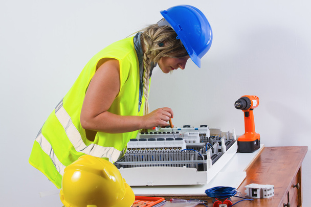 Electricista femenina trabajando
 - Foto, imagen