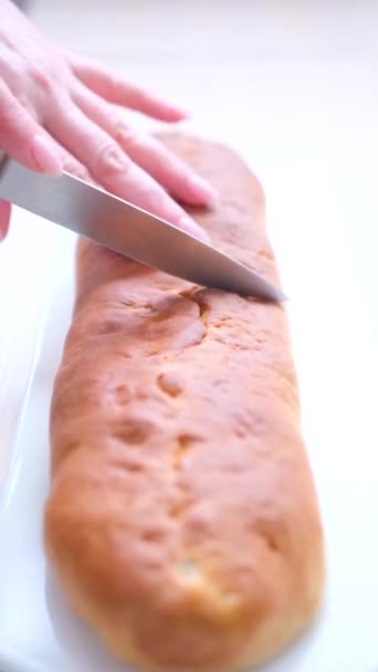 Sluit macro filmen van pizza taart snijden in stukken. Shots van Italiaanse chef-kok koken snijden pizza met mes op de tafel twee houten spatels  - Video