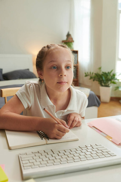 Liseli kız bilgisayarda gözleri açık eğitim videosu izliyor. - Fotoğraf, Görsel