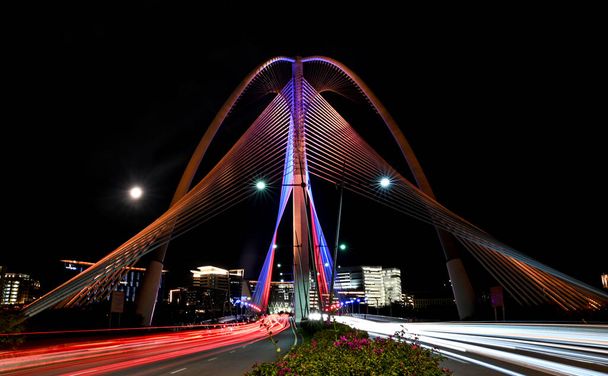 Wawasan Bridge Putrajaya Malajsie v noci s křižovatkou semaforů. - Fotografie, Obrázek