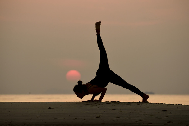 professionele yoga vrouw - Foto, afbeelding
