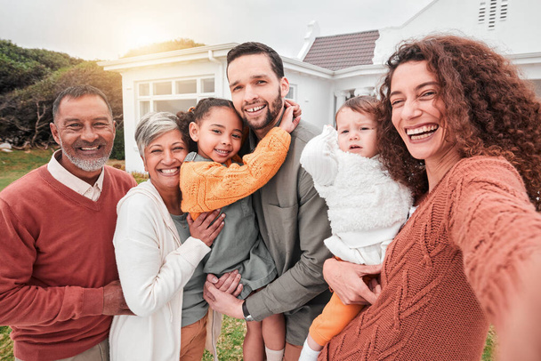 Onnellinen, hymyillä ja selfie iso perhe nurmikolla kotiin sosiaalisen median, liimaus ja hellä. Onnellisuus, valokuva ja isovanhemmat lasten ja vanhempien kanssa kuvaa, muotokuvaa ja taukoa varten. - Valokuva, kuva