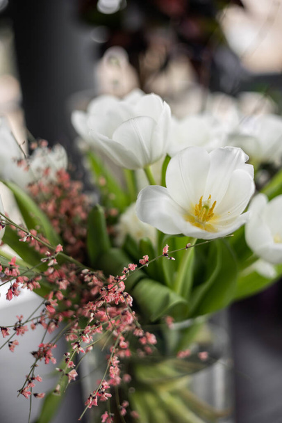 Прекрасный весенний букет с сезонными цветами в интерьере - Фото, изображение